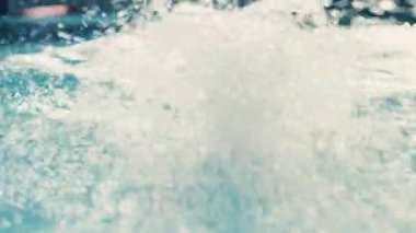 erkek yüzücü yüzme havuzunda