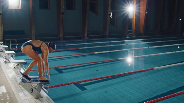 Nadadora feminina na piscina — Vídeo de Stock