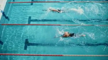 İki Yüzücü Yüzme havuzunda Yarışıyor