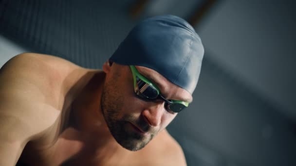Erkek yüzücü portresi — Stok video