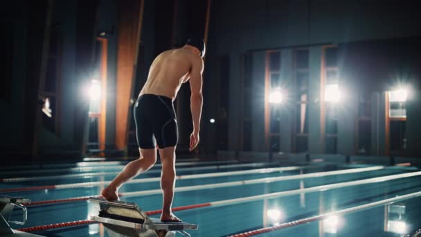 Plavec skočí do bazénu — Stock video