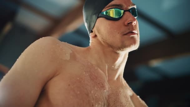 Porträtt manliga simmare — Stockvideo
