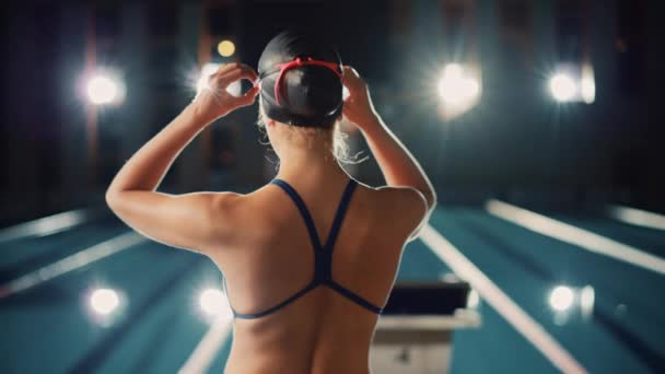 Kobieta Pływaczka gotowa. — Wideo stockowe