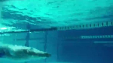 Havuzda Sualtı Yüzücüsü