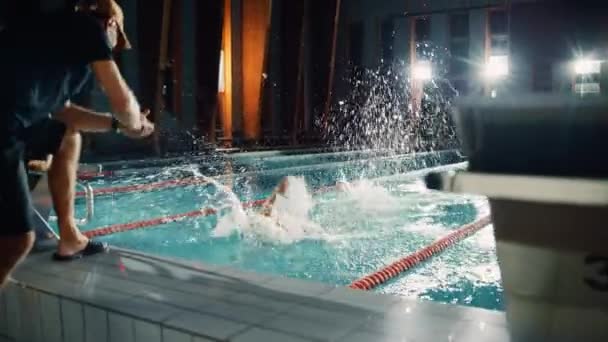 Yüzücü ve Eğitmen — Stok video