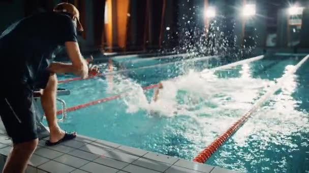 Nadador e instrutor — Vídeo de Stock
