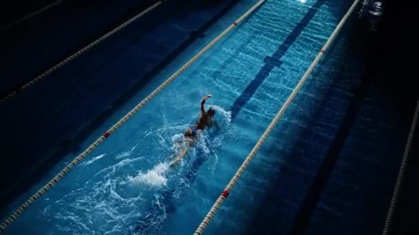 Plavkyně v bazénu — Stock video