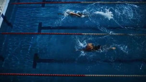Två simmare tävlar i simbassäng — Stockvideo