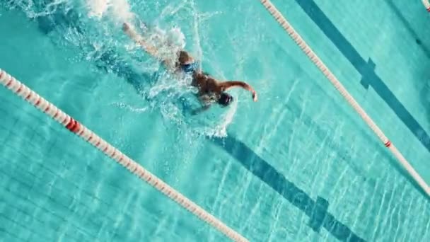 Nadador femenino de pantalla vertical en piscina — Vídeos de Stock