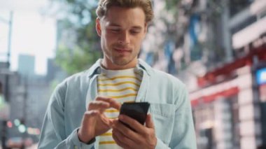 Yakışıklı Adam Şehir Caddesinde Akıllı Telefon Kullanıyor