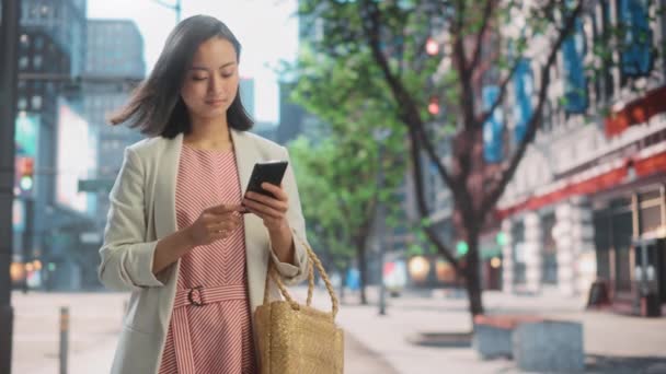 Mujer japonesa utiliza Smartphone en la calle de la ciudad — Vídeo de stock