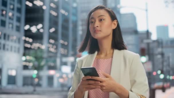 Mujer japonesa utiliza Smartphone en la calle de la ciudad — Vídeo de stock