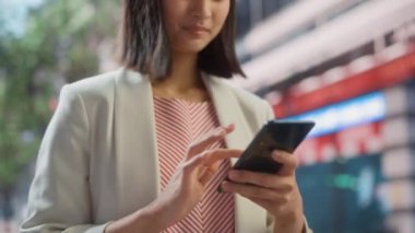 Japon Kadın Şehir Caddesinde Akıllı Telefon Kullanıyor