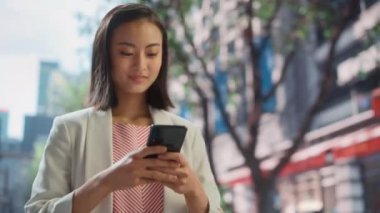 Japon Kadın Şehir Caddesinde Akıllı Telefon Kullanıyor