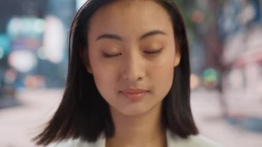 Şehir Caddesinde Japon Kadın Portresi