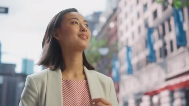 Retrato de mujer japonesa en la calle de la ciudad — Vídeos de Stock