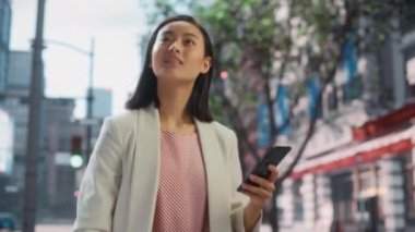 Japon Kadın Şehir Caddesinde Akıllı Telefon Kullanıyor