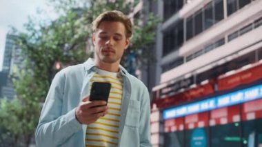 Yakışıklı Adam Şehir Caddesinde Akıllı Telefon Kullanıyor