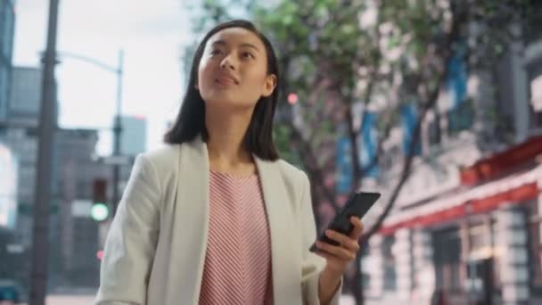 Mujer japonesa utiliza Smartphone en la calle de la ciudad — Vídeos de Stock