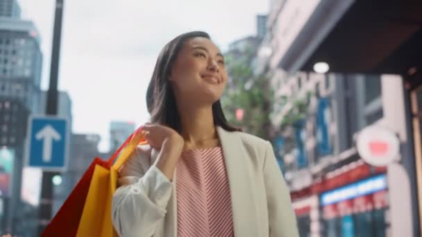 Retrato Japonês Feminino com sacos de compras no ombro — Vídeo de Stock