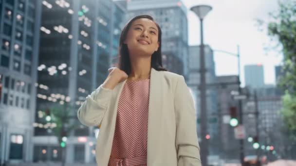 Портрет Японская женщина с сумками на плече — стоковое видео