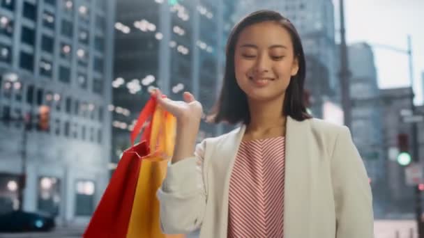 Retrato Mujer japonesa con bolsas de compras en el hombro — Vídeo de stock