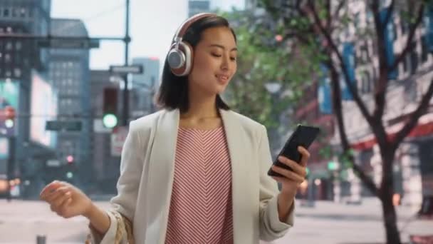 Japanerin hört Musik auf Smartphone in der City Street — Stockvideo