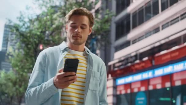 L'uomo bello usa lo smartphone su City Street — Video Stock