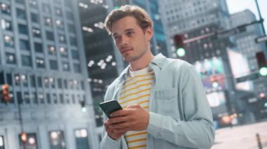 Yakışıklı Adam Şehir Caddesinde Akıllı Telefon Kullanıyor