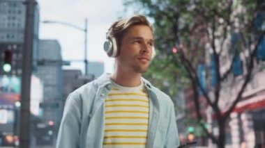 Yakışıklı Adam Şehir Caddesinde Smartphone 'da Müzik Dinliyor