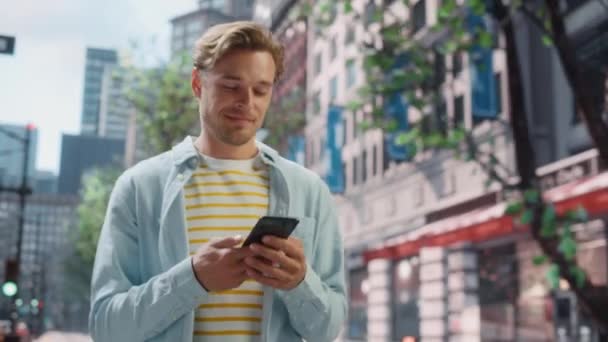 Smuk mand bruger Smartphone på City Street – Stock-video