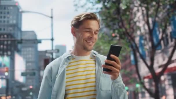 Schöner Mann nutzt Smartphone in der City Street — Stockvideo