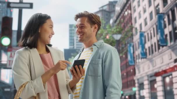 Pareja caminando en la ciudad y usando Smartphone — Vídeos de Stock