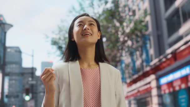 Retrato de mujer japonesa en la calle de la ciudad — Vídeos de Stock