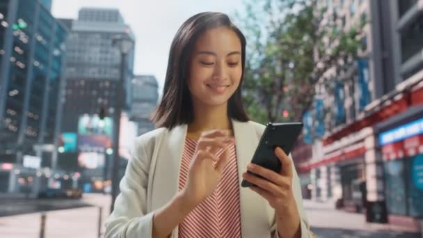 Japonês Feminino usa Smartphone na rua da cidade — Vídeo de Stock