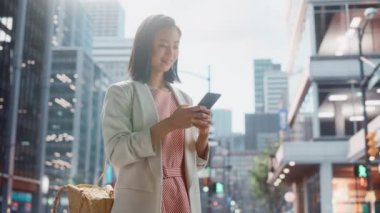 Japon Kadın Şehir Caddesinde Akıllı Telefon Kullanıyor