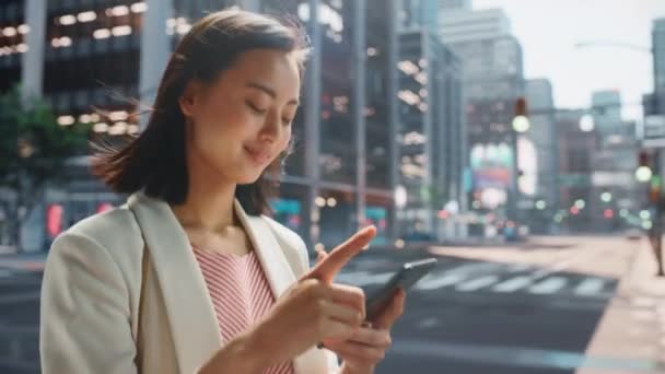 Japonská žena používá Smartphone na City Street — Stock video