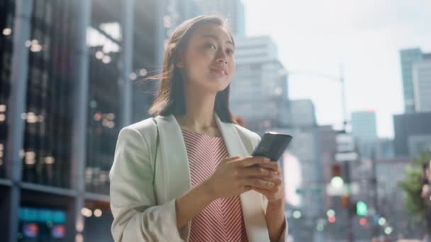 Mujer japonesa utiliza Smartphone en la calle de la ciudad — Vídeos de Stock