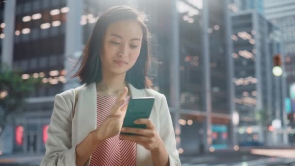 Japonês Feminino usa Smartphone na rua da cidade — Vídeo de Stock