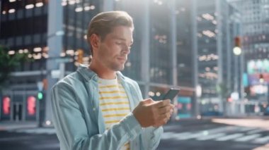 Yakışıklı Adam Şehir Caddesinde Akıllı Telefon Kullanıyor