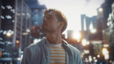 Şehir Caddesinde Yürüyen Yakışıklı Adam