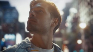 Şehir Caddesinde Yürüyen Yakışıklı Adam