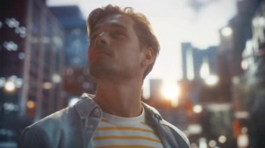 Şehir Caddesinde Yürüyen Yakışıklı Adam