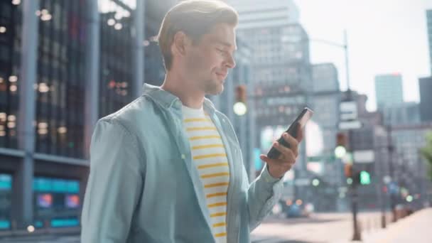 Bel homme utilise Smartphone sur la rue de la ville — Video