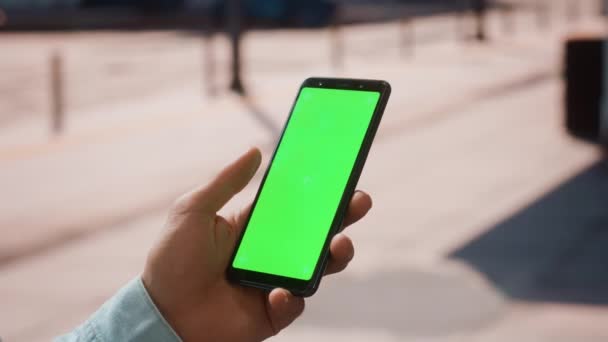 Поручний чоловік із смартфоном "Зелений екран" — стокове відео