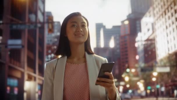 日落时分，日本女性在城市使用智能手机 — 图库视频影像