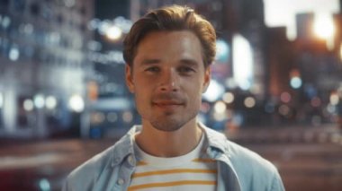 Şehir Caddesinde Yürüyen Yakışıklı Adam