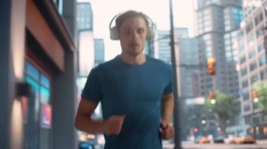 Sokakta kulaklıkla koşan adam.