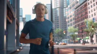 Sokakta kulaklıkla koşan adam.