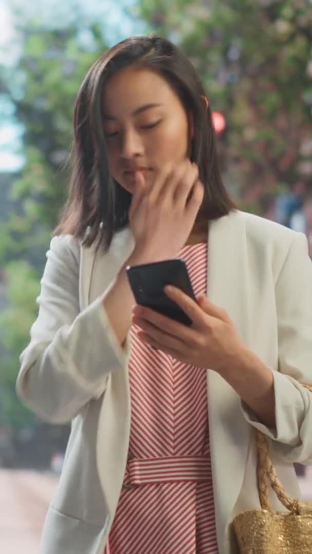 Retrato vertical Japonés Femenino Utiliza Smartphone en la Calle de la Ciudad — Vídeos de Stock